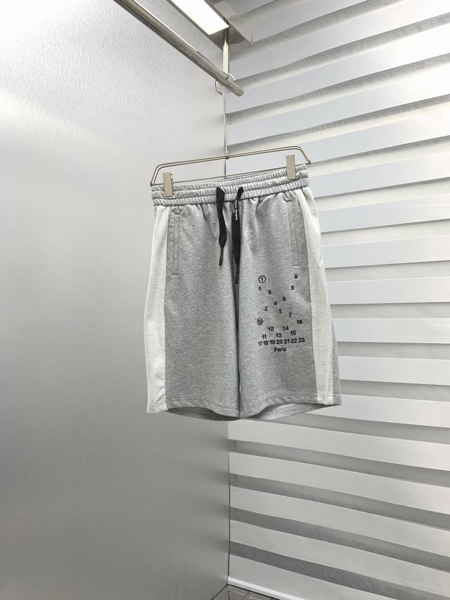Mm6 2025夏季新款男士休闲短裤，高级定制透气面料透气弹力舒适度极高，细节无可挑剔，顶级辅料配备，原版Logo设计理念，手感细腻柔软！上身版型超赞！尺码：M