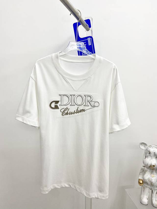 Dior 三标齐全。 2025夏季新款最新品短袖，专柜同步有售，原单狠货，时尚进口原版科技面料，上身舒适透气，原版定制五金辅料，上身帅气有型，三标齐全，推荐款，