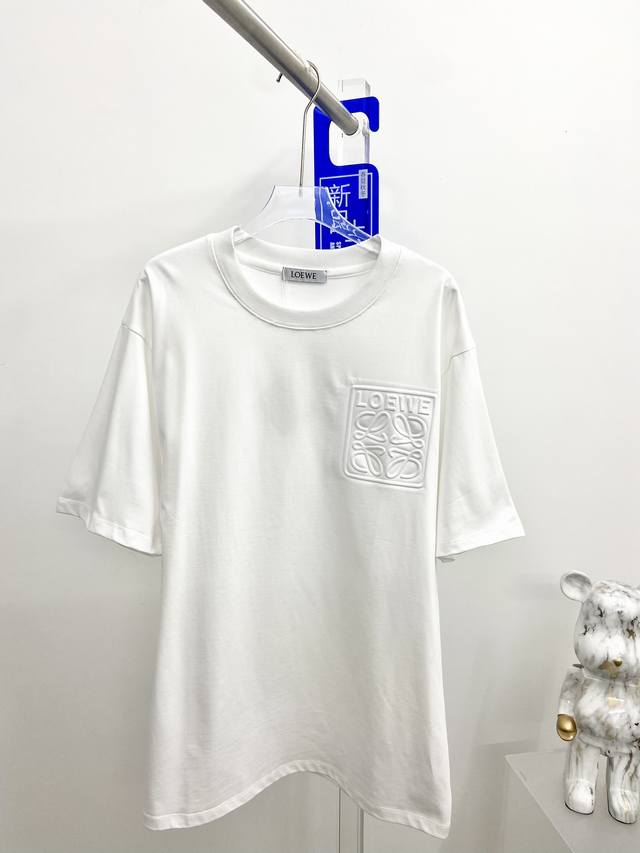 Loewe 三标齐全。 2025夏季新款最新品短袖，专柜同步有售，原单狠货，时尚进口原版科技面料，上身舒适透气，原版定制五金辅料，上身帅气有型，三标齐全，推荐款