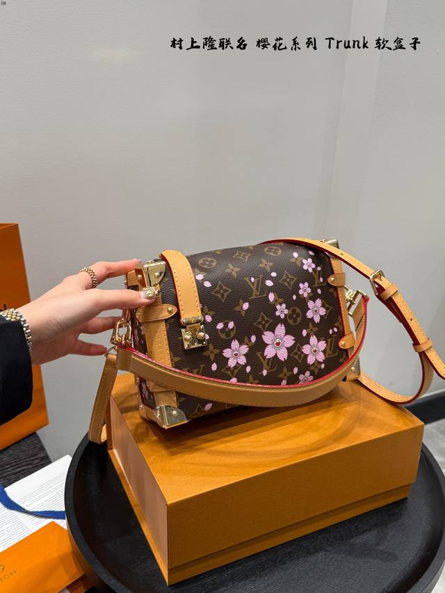 礼盒包装 Lv与村上隆的联名限量款 樱花与经典老花的结合 Lv Side Trunk 谷爱凌 盒子包 箱子包 24新款！是软软箱子 很多精致的小细节在里面 大容
