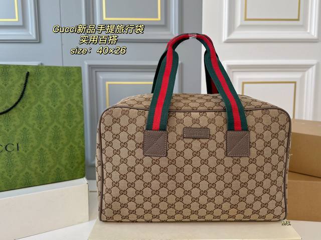 无盒 Size：40×26 Gucci 古驰新品手提单肩旅行袋 外观既经典又大气，超酷的一只包 搭配行李箱适合旅行，男女通用～ 容量超大非常实用，简单搭配就很