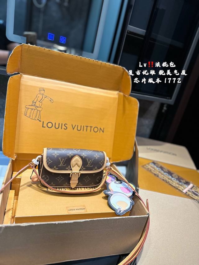 折叠飞机礼盒 Lv 24Ss 限定 迷你 法棍包 送挂件 邮差包 翻盖手袋，网红爆款 这款邮差包真是太有味道了 浓浓的复古风情 的精髓体现的淋漓尽致 挺括明快的