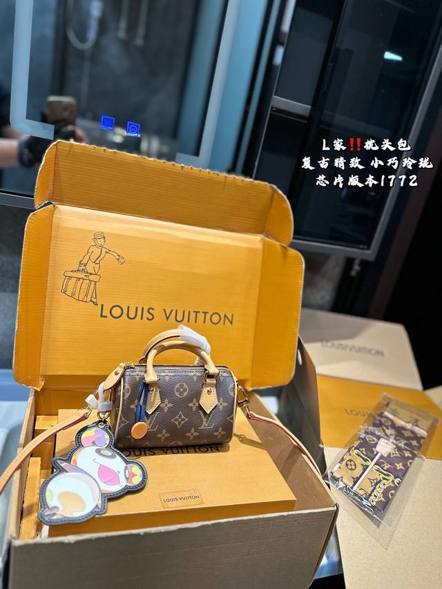 折叠飞机礼盒 Lv 新款 Nano16 枕头包 送挂件Lv 新款系列 枕头包 手袋,全网首发 Lv Speedy Nano 枕头包这款Retiro 手袋以标志性