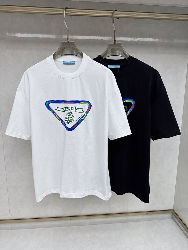 普拉达 2025春夏新款首发专柜最新款短袖圆领T恤 高端订制 设计前卫时尚！品牌Logo重工艺设计 高端定制丝光棉面料.手感柔软.穿着舒适.专柜级别精致车线.做