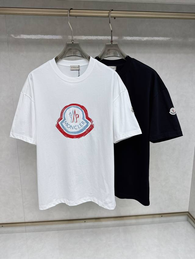 蒙口 2025春夏新款首发专柜最新款短袖圆领T恤 高端订制 设计前卫时尚！品牌Logo重工艺设计 高端定制丝光棉面料.手感柔软.穿着舒适.专柜级别精致车线.做工