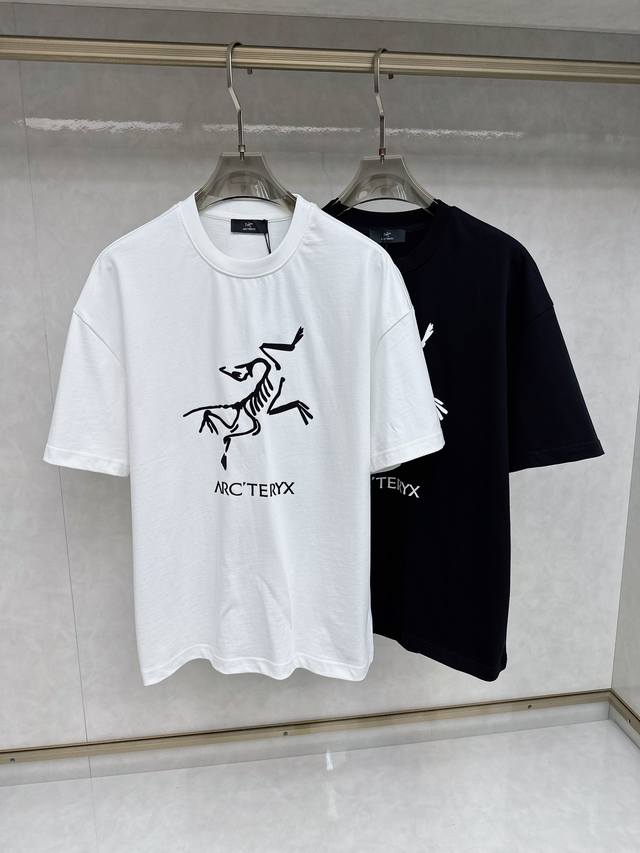 始祖鸟 2025春夏新款首发专柜最新款短袖圆领T恤 高端订制 设计前卫时尚！品牌Logo重工艺设计 高端定制丝光棉面料.手感柔软.穿着舒适.专柜级别精致车线.做