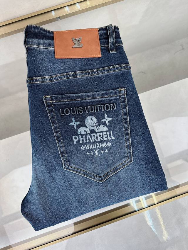 Lv 2025春夏新款上市，高品质爆款牛仔裤超级定制款，G网同款经典Logo，修身带弹力，上身舒适亲肤，版型超赞细节做工无可挑剔！简欧风格，轻奢高档，！码数：2