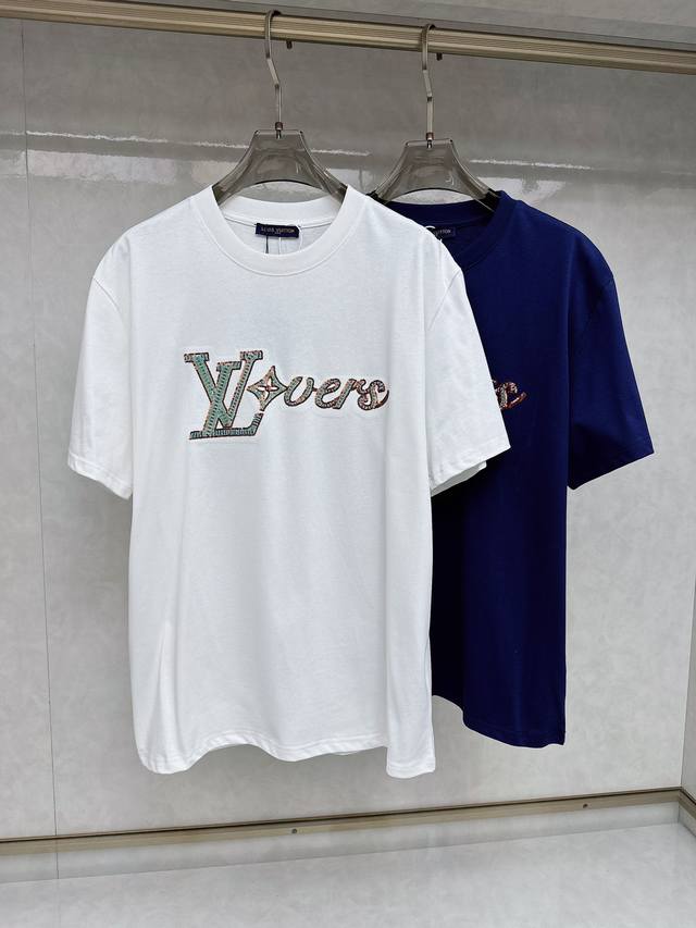 Lv 2025春夏新款首发专柜最新款短袖圆领T恤 高端订制 设计前卫时尚！品牌Logo重工艺设计 高端定制丝光棉面料.手感柔软.穿着舒适.专柜级别精致车线.做工