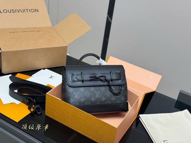 配折叠盒飞机盒 Size：24*19Cm Lv男士邮差包 Steamer邮差包 结构和辅料都时尚青春化， 包包的大小尺码刚刚好， 手感很软！但是很型哦！ 搜索L