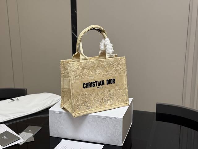 配折叠盒丝巾 Dior 原版布提花 Dior Book Tote今年最喜欢的一款购物袋 Tote我用的次数最多的包 迪奥因为容量超级大 不管什么东西都向里面放