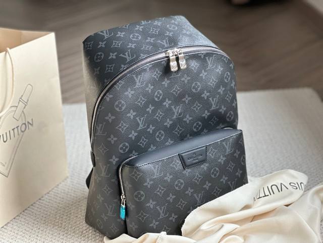 复刻版 Size：30*40Cm L家 Apollo双肩包 台湾进口Pvc 超高清五金Logo标志、 专用里内里 直男必备款。 Lv最好看的黑色老花双肩包 大小