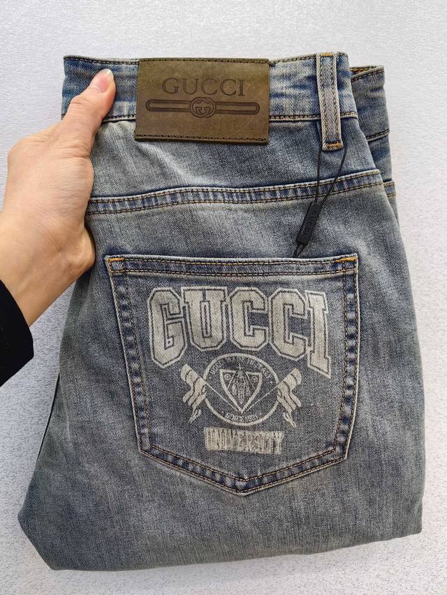Gucci、 2025S好穿不挑身材在搭配上没有太多的限制 随意简洁的衬托其他单品，来展现自己的风格姿态～ 对于它的实穿性不得不竖起一个大拇指了，版型／细节设计