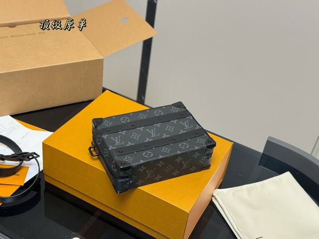 折叠盒飞机盒 客人定的男士 高品质 超实用，配色又好着 低调 一包多种背法， 既可以斜挎 头层牛皮 22.15Cm