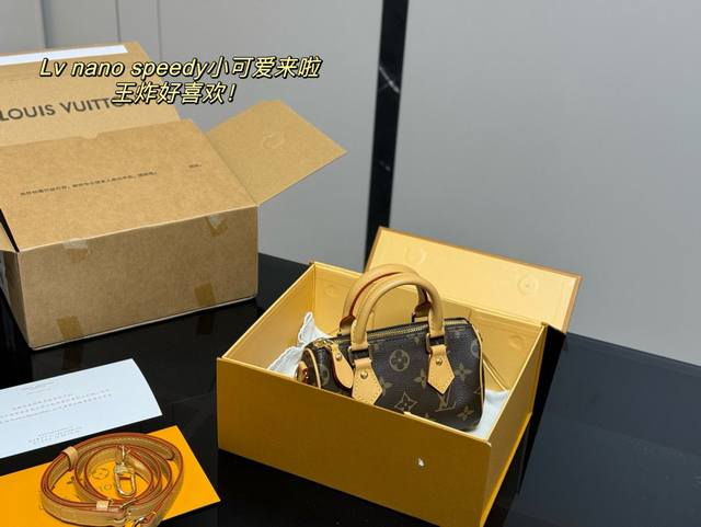 新款 配折叠盒飞机盒 Size：16*12Cm Lv Speedy Nano 代购渠道 台湾客定老花+五金+黄皮 肩带可以拆卸和调节长短哦！
