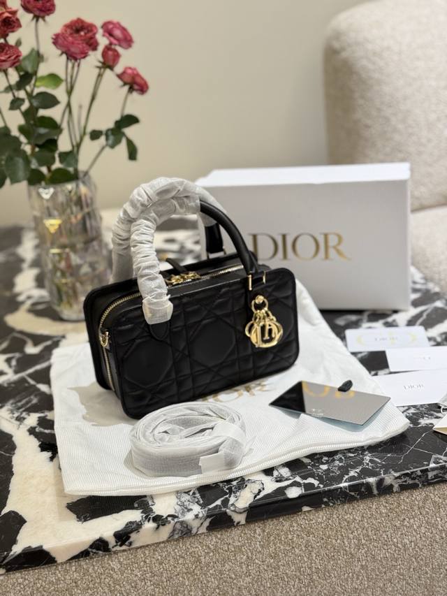 Dior 羊皮迷你小方包 医生包 这款蒙田30系列迷你医生包是冬季新品，缝有三角形衬料，呈现挺括设计，时尚现代而不失实用功能。采用蓝色老花面料精心制作，内部可收