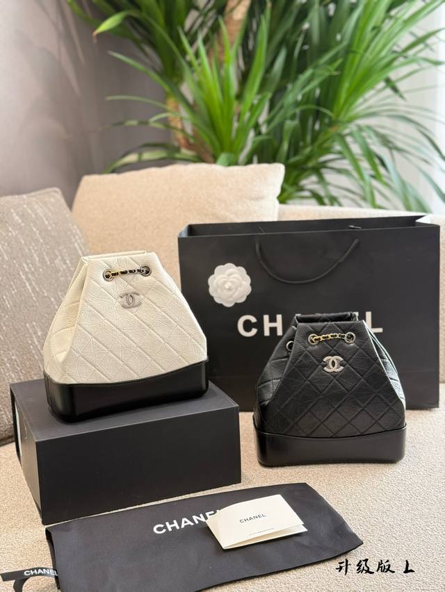 有谁能拒绝Chanel流浪双肩 流浪包是香奈儿六大金刚之一，是由前设计总监老佛爷 Karl Lagerfeld亲自设计的，网上还流传着他设计的手 稿;包包则以香