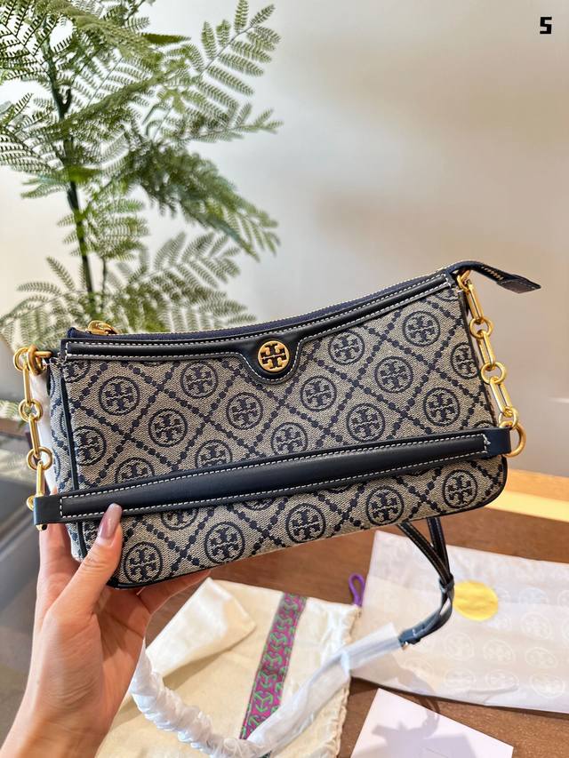 麻将包Tory Burch Monogram 真的不敢相信，Tb家最热门的女包系列，而且这个海军蓝是最好的色系，海军蓝Monogram老花法棍，复古时尚别致巧思