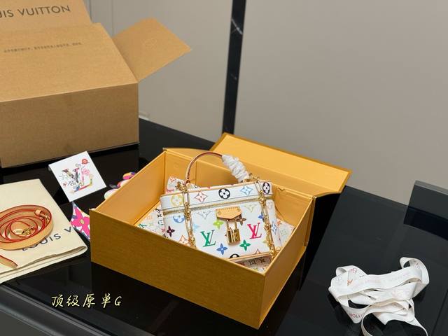 折叠盒飞机盒 原版来啦 Lv Nice Vanity化妆包 原版五金 Size:19*12Cm 搭配原版肩带 一宽一细