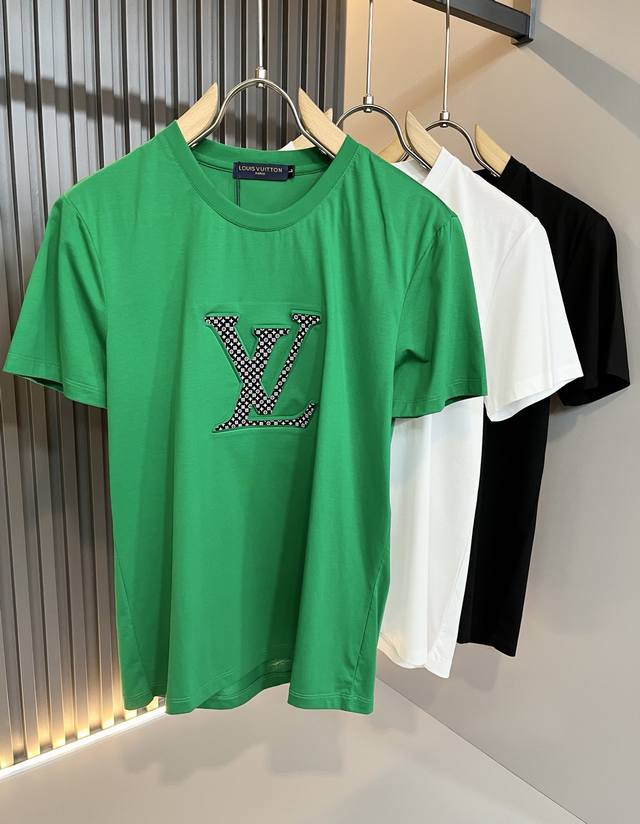 Louisvuitt*路易*登 2025春夏全新系列单品上线，非常时髦前卫的一款男女同款短袖T恤，标识Logo图案压胶印花工艺修饰！区别于以往的不同，宣示品牌传