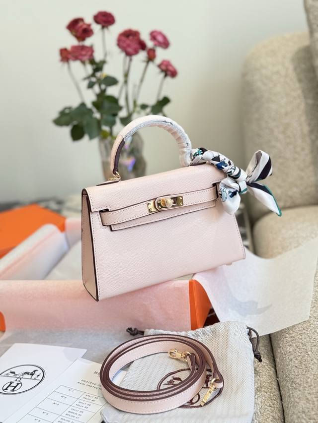 升级版牛皮Mini Kelly2代 全套包装配丝巾 小飞马挂件 爱马仕Mini Kelly-代，真的太香了，属于日常休闲跟女人味都可以驾驭的那种容量也非常司，，