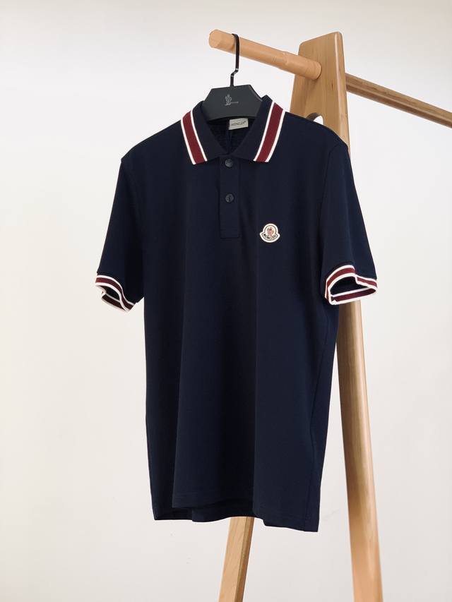 Moncler 蒙口 2025Ss春夏新品 撞色饰边翻领短Tee。这款Polo衫采用棉质珠地面料制成，是适合各种季节的隽永设计单品。经典款式，以三色细节点缀袖口