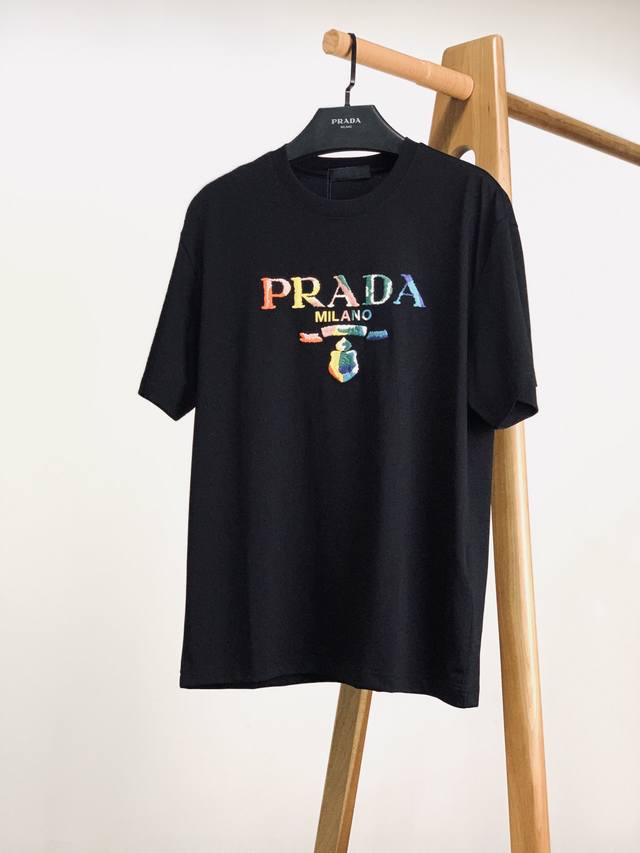 Prada 普拉达 2025Ss春夏新品 时尚界的宠儿！尽显奢华品质。甄选优质面料打造，奢华与时尚的完美结合，以其精湛的工艺和独特的设计理念闻名于世，这款T恤更