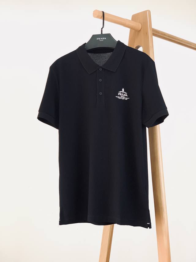 Prada 普拉达 2025Ss春夏新品 标识刺绣翻领T恤，甄选优质珠地面料打造，手感面糯有骨感，柔而有韧性。液氨工艺处理，韧性和抗皱性能得到大幅度提高。微廓形