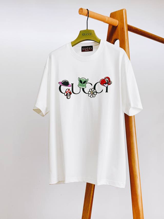 Gucci 古驰 2025Ss春夏新品 时尚界的宠儿！尽显奢华品质。甄选优质面料打造，奢华与时尚的完美结合，以其精湛的工艺和独特的设计理念闻名于世，这款T恤更是