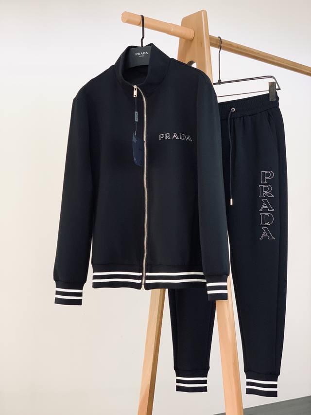 Prada 普拉达 2025Ss早春新品 黑色最新款拉链套装 一套出。经典拼色 设计，以刺绣的工艺来呈现主题，吸引而有亮点，细看图片，高端的刺绣！整体刺绣精致精