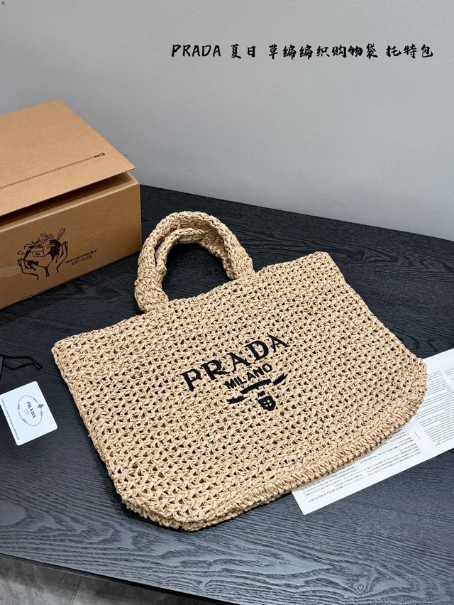 礼盒包装 Prada 普拉达 编织草编托特包购物袋Tote 草编包的趋势再度袭卷而来，轻松成为本季新 宠！不论日常出游或是假日逛街，出镜率超高的包 款总让人联想