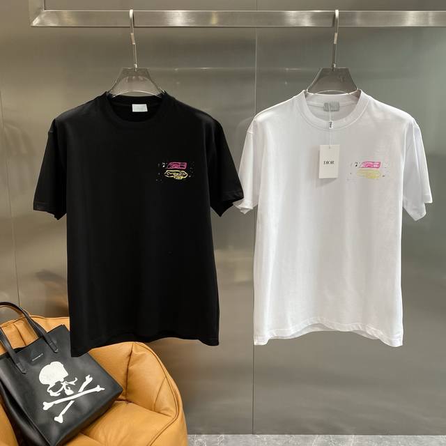 迪家 Dior短袖T，涂鸦艺术的时尚碰撞！简约又百搭，而背后那色彩斑斓的涂鸦式品牌标识，真的是让人眼前一亮！绿色、粉色、紫色、黄色、蓝色的字体错落排列，还带着随