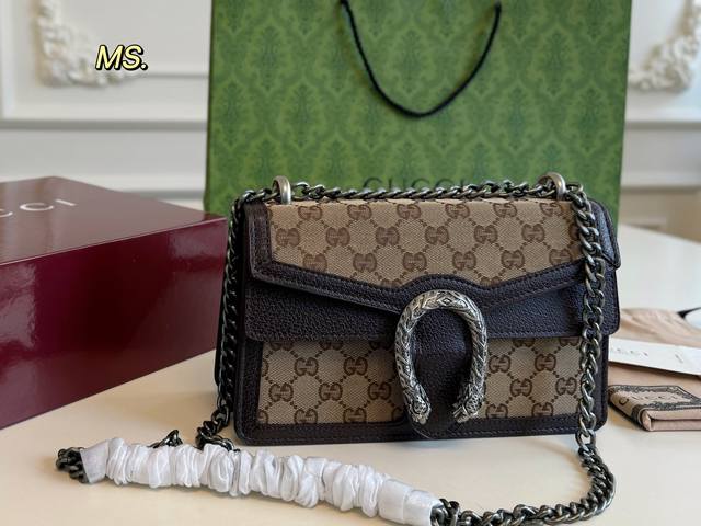 配盒 Size：25×15 Gucci 古驰新品老花酒神链条包 在品牌标志复古做旧虎头锁扣之上 增加了时尚个性的精致手柄， 容量大，实用性强，时尚度分