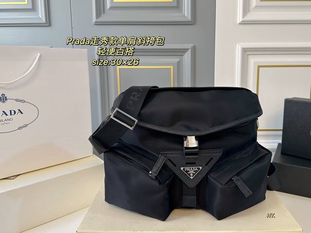 配盒 Size：30×26 Prada普拉达新款尼龙走秀款单肩斜挎包 造型真的是又酷又帅，时尚又实用 多个隔层，方便收纳和分类～ 进口材质，触感细腻且耐磨耐造