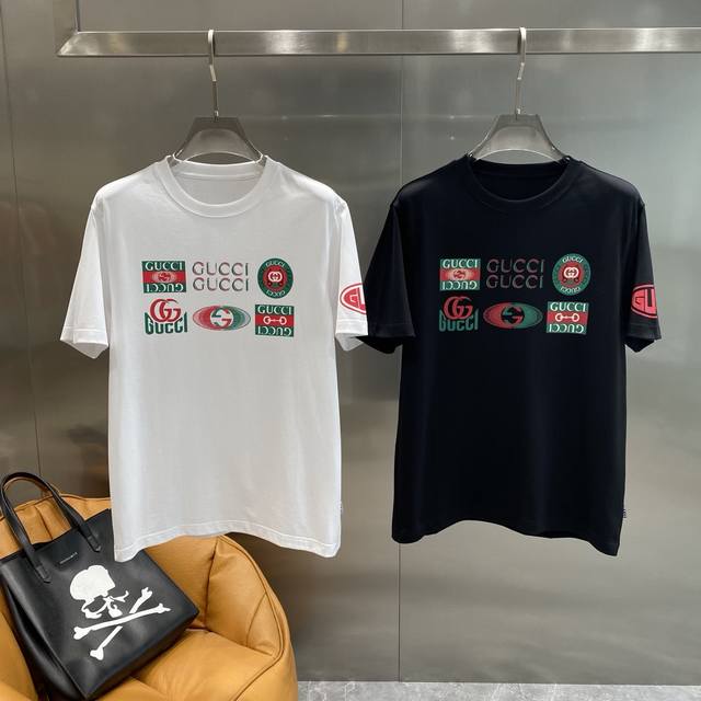 古家 Gucci短袖 品牌标识的创意狂欢！ 各种色彩搭配的“Gucci”字样和经典双G标识，以不同的形状和样式排列组合，红绿配色经典又吸睛，一场品牌标识的创意狂