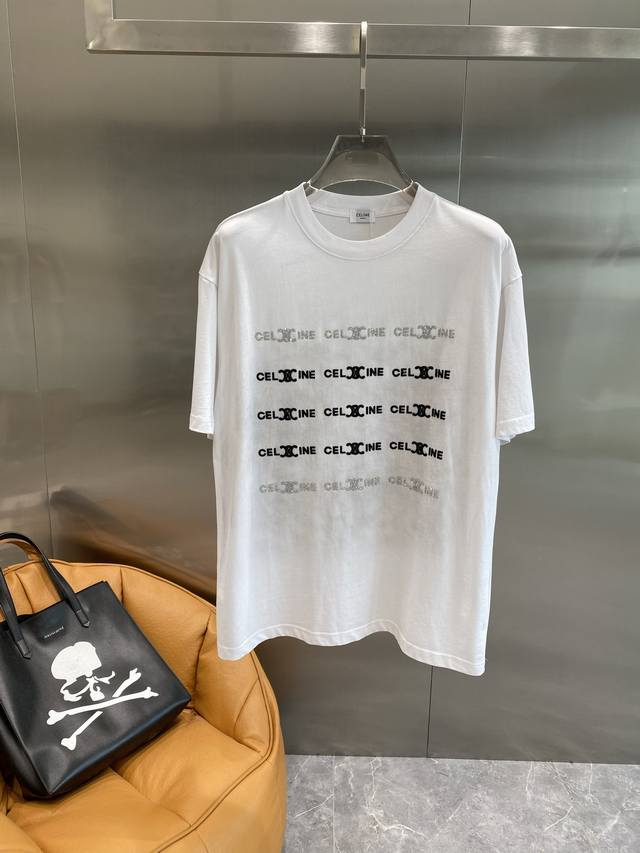 赛琳家 Celine个性T恤 黑色酷感，字母魅力深沉的黑色，自带酷感属性。宽松的版型，不管什么身材都能轻松驾驭，穿着超自在。 T恤上重复排列的“Celine”字