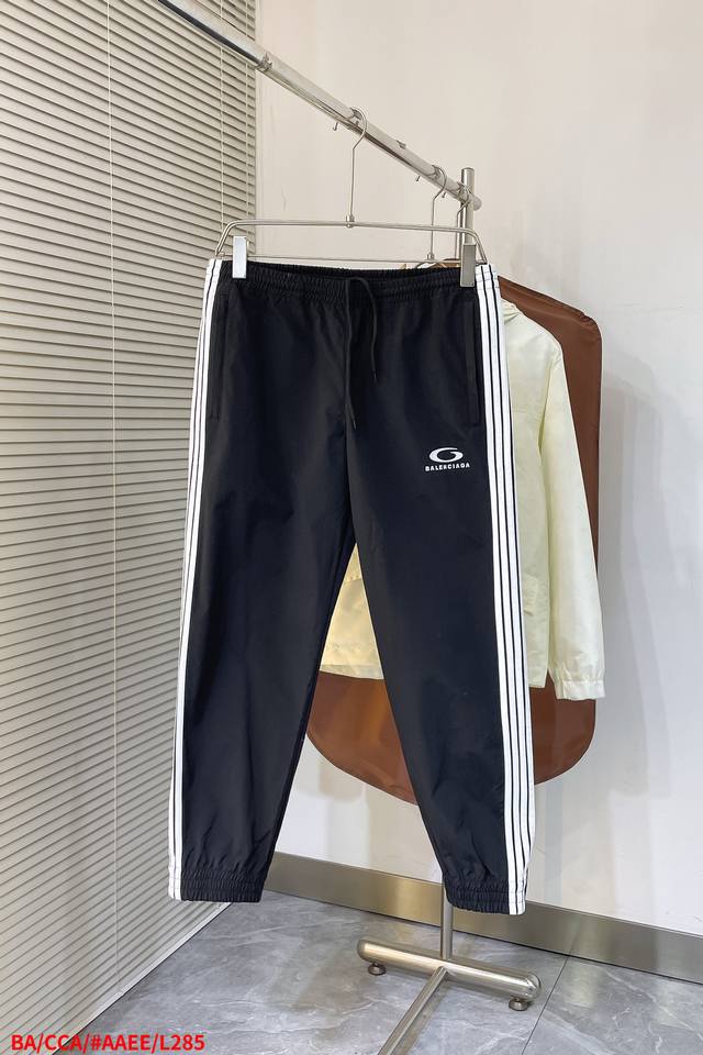 L285 Babalenciaga 五条杠刺绣长裤 工艺说明：面料采用梭织运动面料，白色捆条为面料切割，刺绣进口田岛机 精密绣花，整体走线平直细腻，面料舒适柔软