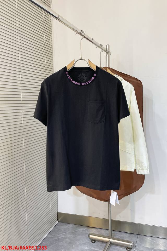 L283 Klchrome Hearts 领口梵文印花短袖 工艺说明：面料采用26织 克全棉材质，印花采用胶浆手工印花，整体走线平直细腻，面料舒适柔软，颜色一致