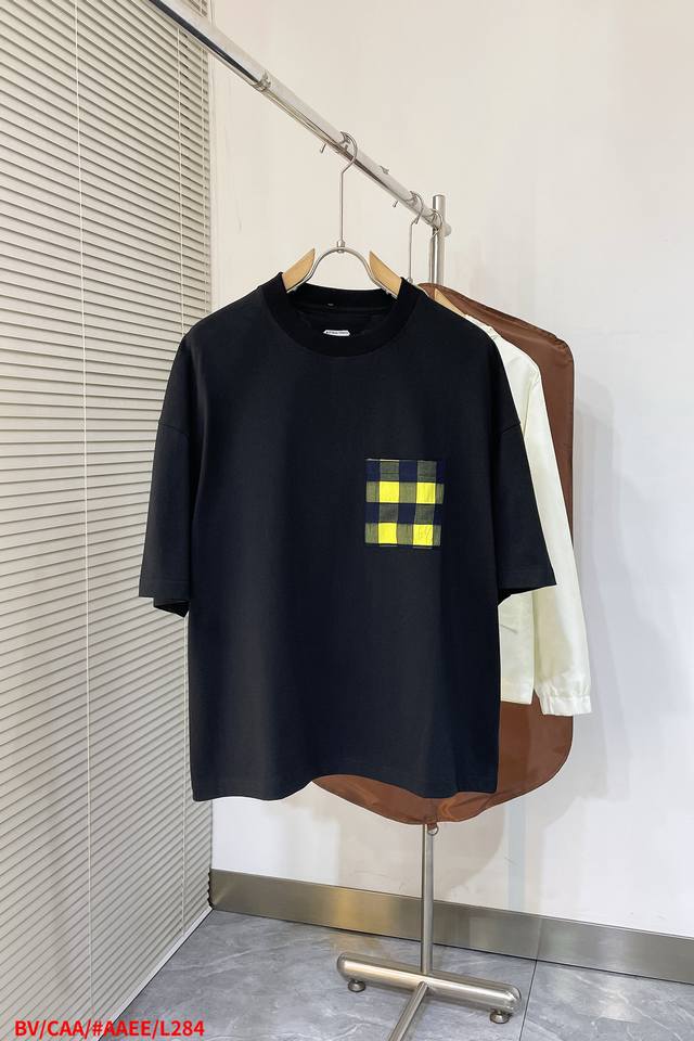 L284 Bvbottega Veneta 格子口袋短袖 工艺说明：面料采用梭织运动面料 白色捆条为面料切割 刺绣采用进口田岛机 精密绣花，整体走线平直细腻，面