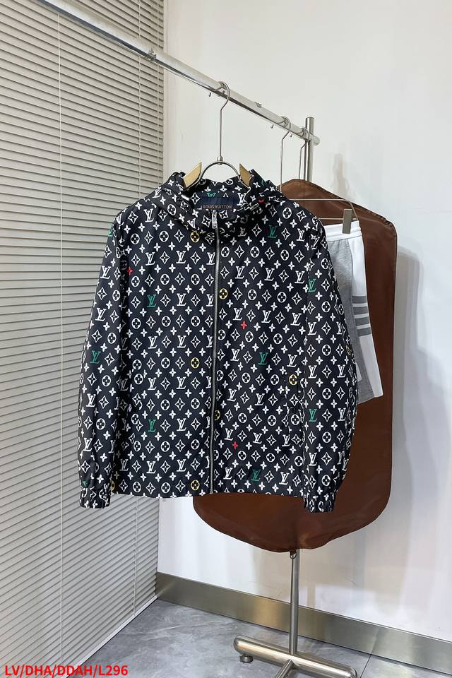 L296 Lvlv 2025春季新款夹克外套，秀场新品品相非常完美，舒适保暖，三标齐全色泽饱满诱人，非常出彩的设计，轻松将时髦感进阶，做工极为考究严谨，走线工整