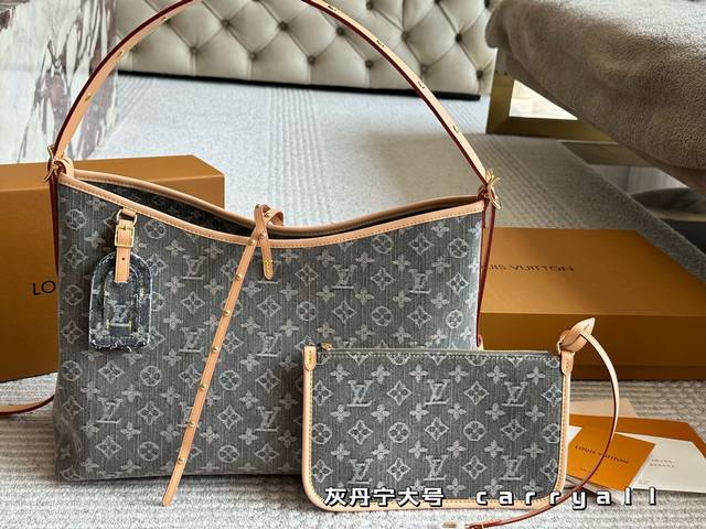原版布 这款简直是我最爱的包包了 Lv24限量款丹宁牛仔Carryall中号 丹宁牛仔的材质超级轻便超级好凹造型 肩带的植鞣革采用了这一系列经典的+铆钉的设计