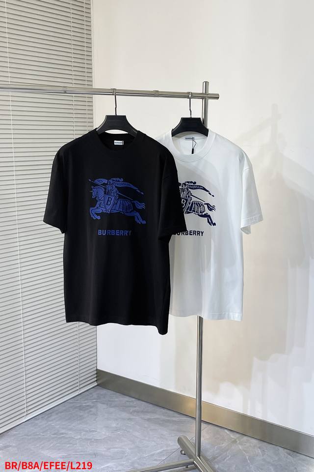 L219 Br巴宝莉 经典战马T恤 硅胶印花 线条流畅自然 经典百搭款 永不过时 双层螺纹领口 肩部通肩压条 280G纯棉面料 黑白双色 男女同款码数S-Xxl