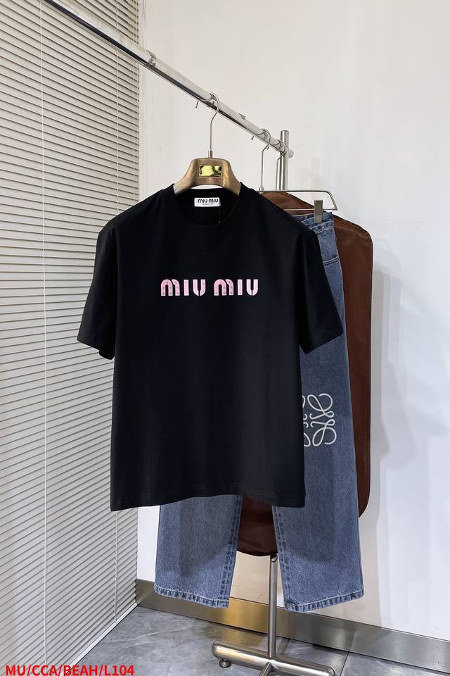 L104 Mumiu Miu 纯棉最新面料 最高版本 经典标识图案Logo时尚简约潮流短袖，最顶级的品质专柜原单短袖，顶级制作工艺进口面料，专柜款独特设计，采用