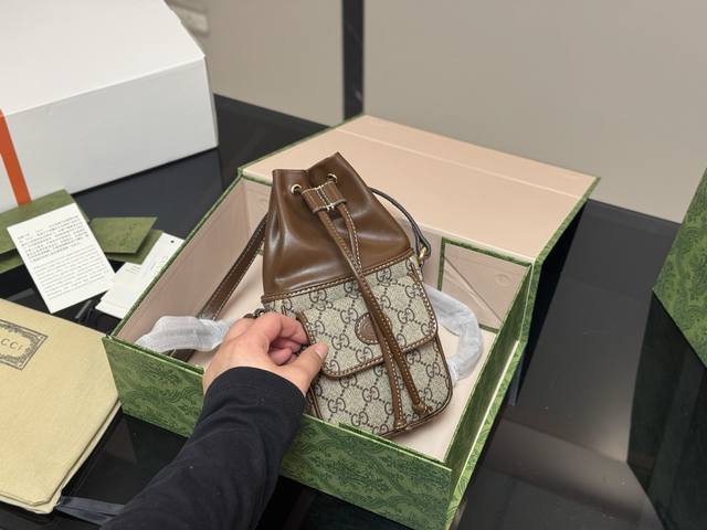 配折叠盒飞机盒 尺寸 12.23Cm 古奇 水桶 你们心心念念的迷你号终于安排上了 尺寸巨可爱而且搭配了两根肩带随意切换 完美组合 搜索Gg 1955新款