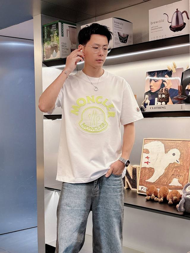 蒙口 官网同款 官网同款 官网同款 重磅推荐！2025Ss夏装新品 专柜在售 最新系列贴布绣图案Logo短袖T恤 必须人手一件的节奏！进口顶极精梳棉面料，极为亲