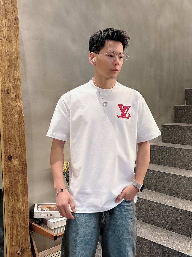 L牌*合身版型Xs-L 最新最顶级粉色绳绣重工原单短袖，最顶级的品质专柜原单，顶级制作工艺进口面料，专柜款独特设计，采用进口高端订制进口丝线手感一流！官网在售