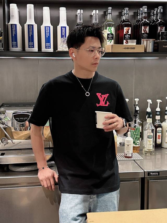 L牌*合身版型Xs-L 最新最顶级粉色绳绣重工原单短袖，最顶级的品质专柜原单，顶级制作工艺进口面料，专柜款独特设计，采用进口高端订制进口丝线手感一流！官网在售