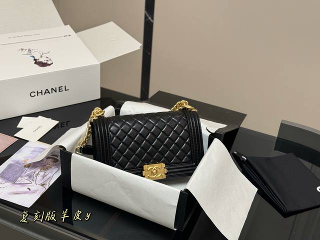 配折叠盒飞机盒 Size：25Cm 香奈儿 Leboy 辣妈包 高版本 重新出货 很饱满的皮质哦！ 羊皮 高品质！
