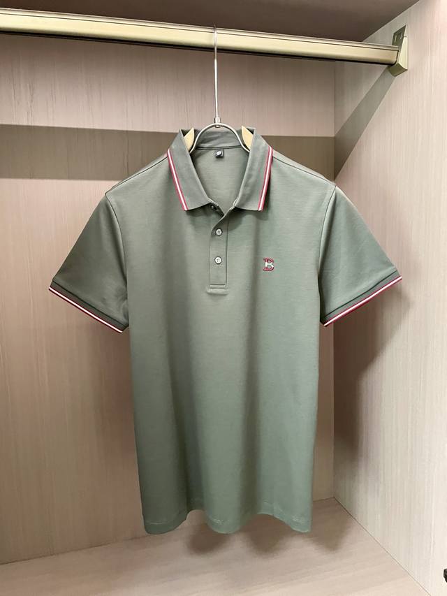 Bally 2025春夏 官网同步 熟男 轻熟男 最爱款式 经典大气百搭商务休闲Polo领T恤 采用进口双丝光珠地棉面料 舒适透气 质感细腻 超柔软亲肤触感！翻
