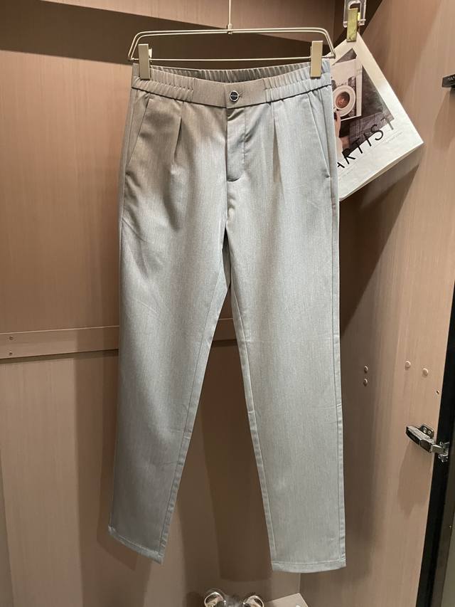 Kiton 灰色休闲长裤，尽显简约大气。利落的直筒版型，修饰腿部线条，适配各种身形。腰部的松紧带结合精致纽扣设计，舒适又不失格调。优质面料质感上乘，挺括有型且穿
