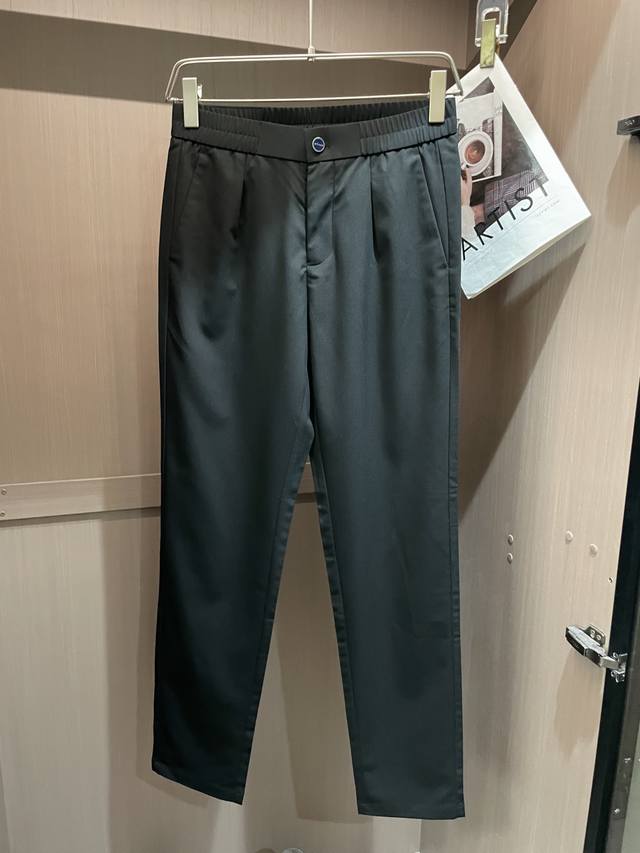 Kiton 黑色休闲长裤，尽显简约大气。利落的直筒版型，修饰腿部线条，适配各种身形。腰部的松紧带结合精致纽扣设计，舒适又不失格调。优质面料质感上乘，挺括有型且穿